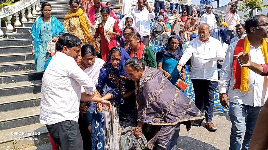 <div class="paragraphs"><p>ಶಿವಮೊಗ್ಗದ ಜಿಲ್ಲಾಧಿಕಾರಿ ಕಚೇರಿ ಎದುರು ಗುರುವಾರ ಅನುದಾನರಹಿತ ಶಾಲಾ ಶಿಕ್ಷಕರು ಕೈಗೊಂಡಿರುವ ಉಪವಾಸ ಸತ್ಯಾಗ್ರಹ ಸ್ಥಳಕ್ಕೆ ಶಾಸಕ ಎಸ್.ಎನ್.ಚೆನ್ನಬಸಪ್ಪ ಭೇಟಿ ನೀಡಿ ಬೆಂಬಲ ವ್ಯಕ್ತಪಡಿಸಿದರು. ನಿರಶನ ನಿರತ ಶಿಕ್ಷಕಿಯೊಬ್ಬರು ಈ ವೇಳೆ ಅಸ್ವಸ್ಥಗೊಂಡಿದ್ದು, ಅವರನ್ನು ಆಸ್ಪತ್ರೆಗೆ ಕರೆದೊಯ್ಯಲಾಯಿತು.</p></div>