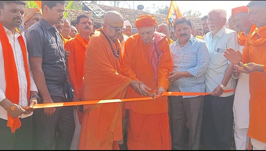 ಹಳಿಯಾಳ ತಾಲ್ಲೂಕಿನ ಬೆಳವಟಗಿ ಗ್ರಾಮದಲ್ಲಿ ನೂತನವಾಗಿ ಪ್ರತಿಷ್ಠಾಪನೆಗೊಳ್ಳಲಿರುವ ಶಿವಾಜಿ ಮಹಾರಾಜರ ಕಂಚಿನ ಮೂರ್ತಿ ನಿರ್ಮಾಣ ಕಾಮಗಾರಿಗೆ ಬೆಂಗಳೂರಿನ ಗೋಸಾಯಿ ಮಹಾಸಂಸ್ಥಾನ ಮಠದ ಮರಾಠಾ ಜಗದ್ಗುರು ವೇದಾಂತಾಚಾರ್ಯ ಮಂಜುನಾಥ ಭಾರತಿ ಸ್ವಾಮೀಜಿ ಚಾಲನೆ ನೀಡಿದರು. ಕೆ.ಕೆ ಹಳ್ಳಿ ಶ್ರೀಗುರು ನಿತ್ಯಾನಂದ ಆಶ್ರಮದ ಸುಬ್ರಹ್ಮಣ್ಯ ಸ್ವಾಮಿಜಿಗಳು ಮತ್ತಿತರರು ಪಾಲ್ಗೋಂಡಿದ್ದ