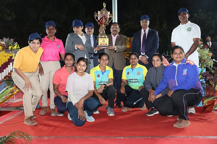 ಪೊಲೀಸ್ ವಾರ್ಷಿಕ ಕ್ರೀಡಾಕೂಟದಲ್ಲಿ ವಿಜೇತ ತಂಡಕ್ಕೆ ಗೃಹ ಸಚಿವ ಜಿ.ಪರಮೇಶ್ವರ ಅವರು ಟ್ರೋಫಿ ವಿತರಣೆ ಮಾಡಿದರು 