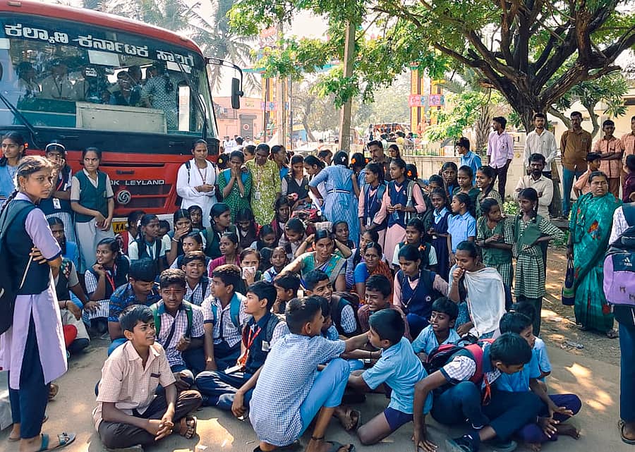 ಬಸ್‌ ನಿಲುಗಡೆ ಮಾಡಬೇಕು ಎಂದು ಆಗ್ರಹಿಸಿ ಕೊಪ್ಪಳ ಸಮೀಪದ ಬಸಾಪುರದಲ್ಲಿ ವಿದ್ಯಾರ್ಥಿಗಳು ಗುರುವಾರ ದಿಢೀರ್‌ ಪ್ರತಿಭಟನೆ ನಡೆಸಿದರು  