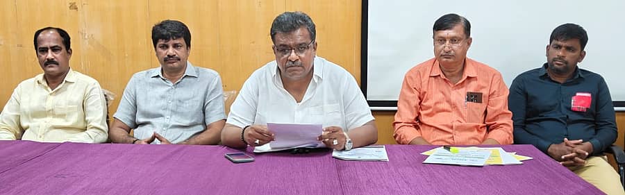 ರಾಮನಗರದ ನಗರಸಭೆ ಸಭಾಂಗಣದಲ್ಲಿ ನಡೆದ ಸುದ್ದಿಗೋಷ್ಠಿಯಲ್ಲಿ ಅಧ್ಯಕ್ಷ ಕೆ. ಶೇಷಾದ್ರಿ ಶಶಿ ಮಾತನಾಡಿದರು. ಜಿಲ್ಲಾ ಅಥ್ಲೆಟಿಕ್ಸ್ ಅಸೋಸಿಯೇಷನ್‌ ಕಾರ್ಯದರ್ಶಿ ಉಮೇಶ್ ಬಾಬು, ರಾಮನಗರ ನಗರಾಭಿವೃದ್ದಿ ಪ್ರಾಧಿಕಾರದ ಸದಸ್ಯ ಪ್ರವೀಣ್, ಯಂಗ್ ಬಾಯ್ಸ್ ಸಂಸ್ಥೆಯ ಕಬಡ್ಡಿ ವಿಜಿ, ಮುಖಂಡ ದೇವರಾಜ್ ಇದ್ದಾರೆ