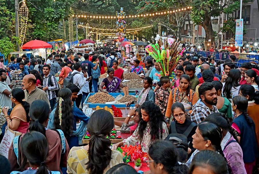 ಬಸವನಗುಡಿಯ ಕಡಲೆಕಾಯಿ ಪರಿಷೆಯಲ್ಲಿ ಗುರುವಾರ ಸಂಜೆ ಕಂಡು ಬಂದ ಜನಸಾಗರ
–ಪ್ರಜಾವಾಣಿ ಚಿತ್ರ: ರಂಜು ಪಿ