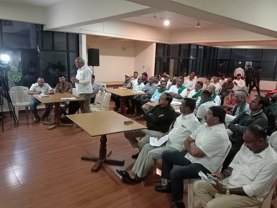 ‘ಸಿ’ ಮತ್ತು ‘ಡಿ’ ದರ್ಜೆ ಸಮಸ್ಯೆ ಕುರಿತು ಮಡಿಕೇರಿಯ ಖಾಸಗಿ ಹೋಟೆಲ್‌ನಲ್ಲಿ ಶುಕ್ರವಾರ ನಡೆದ ಸಭೆಯಲ್ಲಿ ಮುಖಂಡರು ಮಾತನಾಡಿದರು