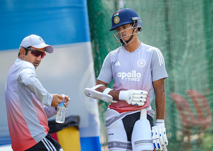 ಯಶಸ್ವಿ ಜೈಸ್ವಾಲ್ ಅವರಿಗೆ ಬ್ಯಾಟಿಂಗ್ ಕುರಿತ ಸಲಹೆ ನೀಡಿದ ಮುಖ್ಯ ಕೋಚ್ ಗೌತಮ್ ಗಂಭೀರ್‌  –ಪಿಟಿಐ ಚಿತ್ರ