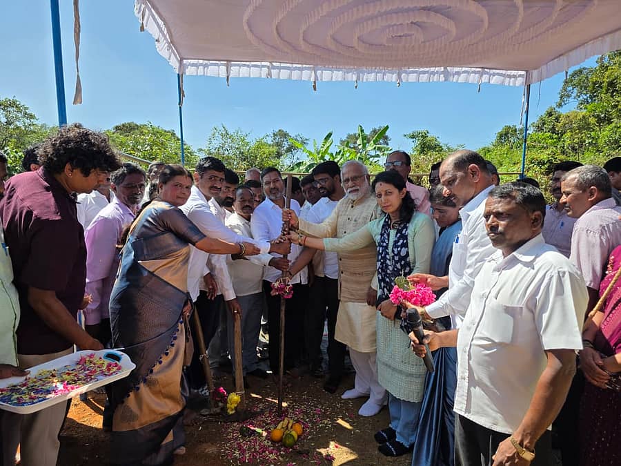 ಹೆತ್ತೂರಿನಲ್ಲಿ ಅಂಬೇಡ್ಕರ್‌ ಭವನ ನಿರ್ಮಾಣಕ್ಕೆ ಶಾಸಕ ಸಿಮೆಂಟ್‌ ಮಂಜು ಶುಕ್ರವಾರ ಭೂಮಿಪೂಜೆ ನೆರವೇರಿಸಿದರು