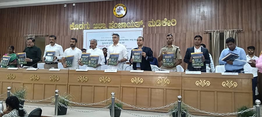 ಕೊಡಗು ಜಿಲ್ಲಾ ಉಸ್ತುವಾರಿ ಸಚಿವ ಎನ್.ಎಸ್.ಭೋಸರಾಜು ಅವರು ಕೊಡಗು ಜಿಲ್ಲೆಗೆ ಸಂಬಂಧಿಸಿದ ಕಾಫಿ ಟೇಬಲ್ ಪುಸ್ತಕವನ್ನು ಶುಕ್ರವಾರ ಮಡಿಕೇರಿಯಲ್ಲಿ ಬಿಡುಗಡೆಗೊಳಿಸಿದರು
