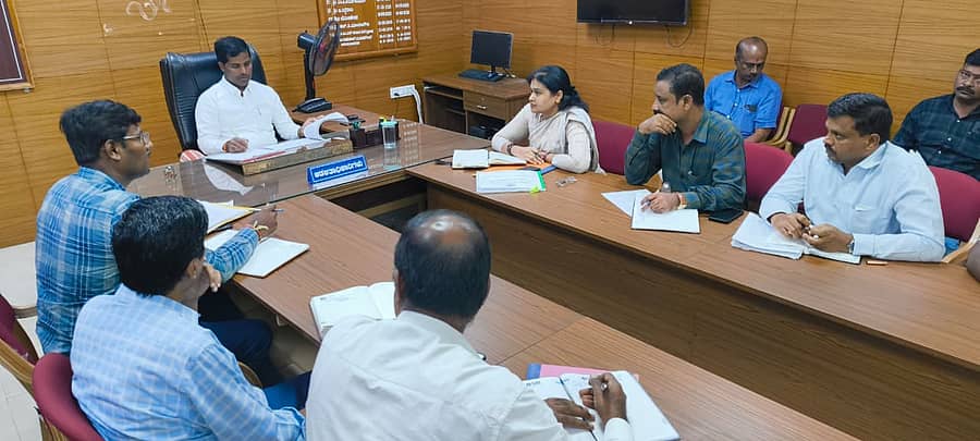 ಮಂಡ್ಯ ಜಿಲ್ಲಾಧಿಕಾರಿ ಕಚೇರಿಯಲ್ಲಿ ಜಿಲ್ಲಾಧಿಕಾರಿ ಕುಮಾರ ಅವರು ನಗರಸಭೆಯ ಪ್ರಗತಿ ಪರಿಶೀಲನಾ ಸಭೆ ನಡೆಸಿದರು