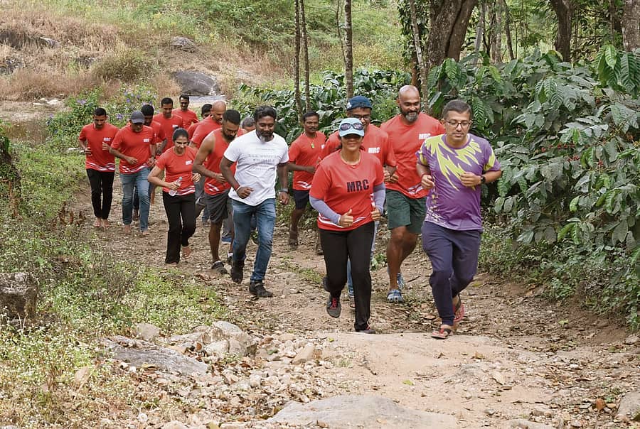 ಮಲೆನಾಡು ಅಲ್ಟ್ರಾ ರನ್ನಲ್ಲಿ ಭಾಗವಹಿಸುವ ಓಟಗಾರರು ಮಲ್ಲಂದೂರು ಸಮೀಪ ಶುಕ್ರವಾರ ತಾಲೀಮು ನಡೆಸಿದರು –ಪ್ರಜಾವಾಣಿ ಚಿತ್ರ: ಎ.ಎನ್.ಮೂರ್ತಿ