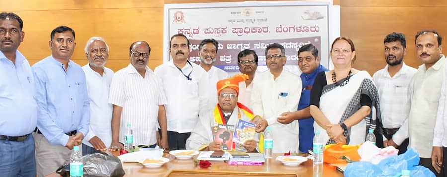 ಕೊಪ್ಪಳದಲ್ಲಿ ಶುಕ್ರವಾರ ನಡೆದ ಕಾರ್ಯಕ್ರಮದಲ್ಲಿ ಕನ್ನಡ ಪುಸ್ತಕ ಪ್ರಾಧಿಕಾರದ ಅಧ್ಯಕ್ಷ ಮಾನಸ ಅವರನ್ನು ಸದಸ್ಯರು ಹಾಗೂ ಇತರರು ಸನ್ಮಾನಿಸಿದರು