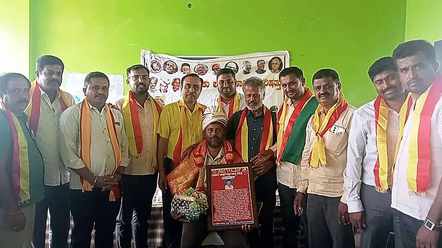 ರಾಮನಗರದ ಪಟೇಲ್ ಆಂಗ್ಲಶಾಲೆಯಲ್ಲಿ ತಾಲ್ಲೂಕು ಕನ್ನಡ ಸಾಹಿತ್ಯ ಪರಿಷತ್ ವತಿಯಿಂದ ಅತ್ಯುತ್ತಮ ಪ್ರಗತಿಪರ ರಾಷ್ಟ್ರೀಯ ಪ್ರಶಸ್ತಿ ಪುರಸ್ಕೃತ ರೈತ ನಂಜುಂಡಿ ಬಾನಂದೂರು ಅವರನ್ನು ಸನ್ಮಾನಿಸಲಾಯಿತು. ಸಾವಯವ ಕೃಷಿಕ ಎನ್.ಆರ್.ಸುರೇಂದ್ರ ಇತರರು ಹಾಜರಿದ್ದರು