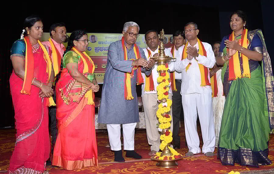 ಕೋಲಾರದಲ್ಲಿ ಶುಕ್ರವಾರ ಸರ್ಕಾರಿ ಪ್ರಥಮದರ್ಜೆ ಕಾಲೇಜು ಹಮ್ಮಿಕೊಂಡಿದ್ದ 70ನೇ ಕರ್ನಾಟಕ ರಾಜ್ಯೋತ್ಸವ ಕಾರ್ಯಕ್ರಮವನ್ನು ಕನ್ನಡ ಅಭಿವೃದ್ಧಿ ಪ್ರಾಧಿಕಾರದ ಅಧ್ಯಕ್ಷ ಪುರುಷೋತ್ತಮ ಬಿಳಿಮಲೆ ಉದ್ಘಾಟಿಸಿದರು
