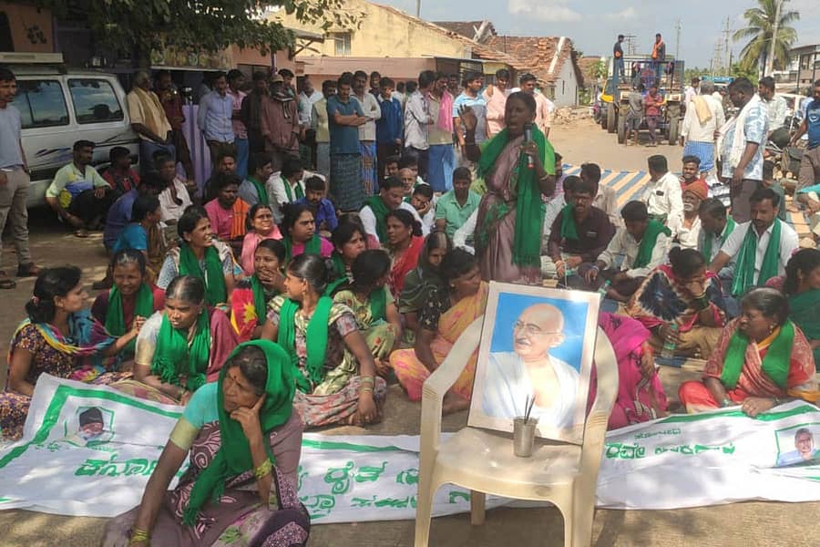 ಚನ್ನಗಿರಿ ತಾಲ್ಲೂಕು ಹಿರೇಮಳಲಿ ಗ್ರಾಮದಲ್ಲಿ ರಸ್ತೆ ಬದಿಯ ಮದ್ಯದಂಗಡಿ ಸ್ಥಳಾಂತರಕ್ಕೆ ಒತ್ತಾಯಿಸಿ ಗ್ರಾಮಸ್ಥರು ಶುಕ್ರವಾರ ಪ್ರತಿಭಟನೆ ನಡೆಸಿದರು