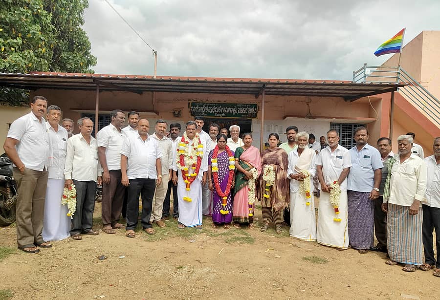 ಹಲಗೂರು ಸಮೀಪದ ನಿಟ್ಟೂರು ಗ್ರಾಮದ ಸಹಕಾರ ಸಂಘದ ಅಧ್ಯಕ್ಷರಾಗಿ ಆಯ್ಕೆಯಾದ ತಿಮ್ಮರಾಜು ಮತ್ತು ಉಪಾಧ್ಯಕ್ಷೆ ಕೆಂಪಾಜಮ್ಮ ಅವರನ್ನು ಅಭಿನಂದಿಸಲಾಯಿತು