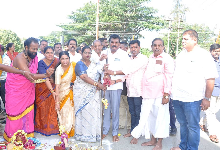 <div class="paragraphs"><p>ಹಿರೇಮಗಳೂರು ರಸ್ತೆ ಅಭಿವೃದ್ಧಿ ಕಾಮಗಾರಿಗೆ ಶಾಸಕ ಎಚ್‌.ಡಿ.ತಮ್ಮಯ್ಯ ಗುದ್ದಲಿ ಪೂಜೆ ನೆರೆವೇರಿಸಿದರು.</p></div>
