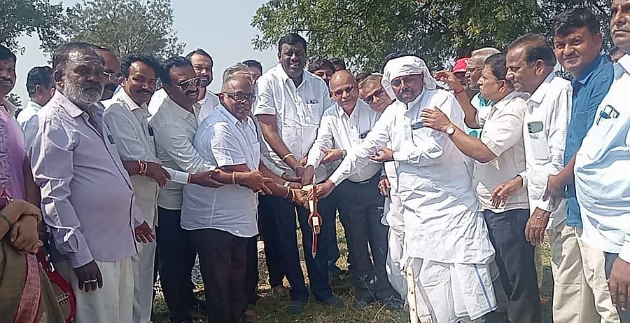 ಕೊಪ್ಪಳದ ಸಮೀಪದ ಭಾಗ್ಯನಗರದಲ್ಲಿ ಶುಕ್ರವಾರ ಶಾಸಕ ರಾಘವೇಂದ್ರ ಹಿಟ್ನಾಳ ಭೂಮಿಪೂಜೆ ನೆರವೇರಿಸಿದರು