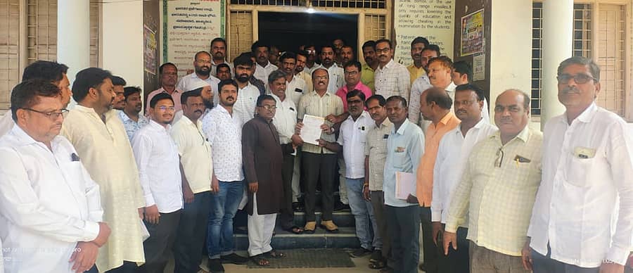 ಯಾದಗಿರಿಯಲ್ಲಿ ಶುಕ್ರವಾರ ಜಿಲ್ಲಾ ಖಾಸಗಿ ಶಾಲಾ ಆಡಳಿತ ಮಂಡಳಿಯ ಒಕ್ಕೂಟದ ಪದಾಧಿಕಾರಿಗಳು ಡಿಡಿಪಿಐ ಚನ್ನಬಸಪ್ಪ ಮುಧೋಳ ಅವರಿಗೆ ಮನವಿ ಸಲ್ಲಿಸಿದರು