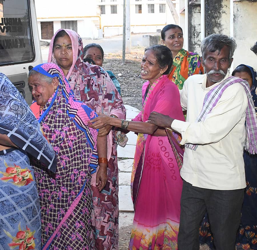 ಧಾರವಾಡದ ಜಿಲ್ಲಾಸ್ಪತ್ರೆಯ ಶವಾಗಾರದ ಬಳಿ ನಾರಾಯಣ ಶಿಂಧೆ ಸಂಬಂಧಿಕರು ರೋದಿಸಿದರು.