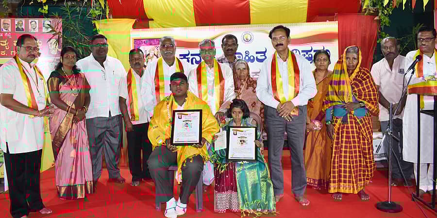 ಗದಗ ಜಿಲ್ಲಾ ಕನ್ನಡ ಸಾಹಿತ್ಯ ಪರಿಷತ್‌ ವತಿಯಿಂದ ನಡೆದ ದತ್ತಿ ಉಪನ್ಯಾಸದಲ್ಲಿ ಸಾಕ್ಷಿ ರವಿ ದೇವರಡ್ಡಿ ಹಾಗೂ ರಾಹುಲ ವಸಂತ ಸಿದ್ಧಮ್ಮನಹಳ್ಳಿ ಅವರನ್ನು ಸನ್ಮಾನಿಸಲಾಯಿತು.