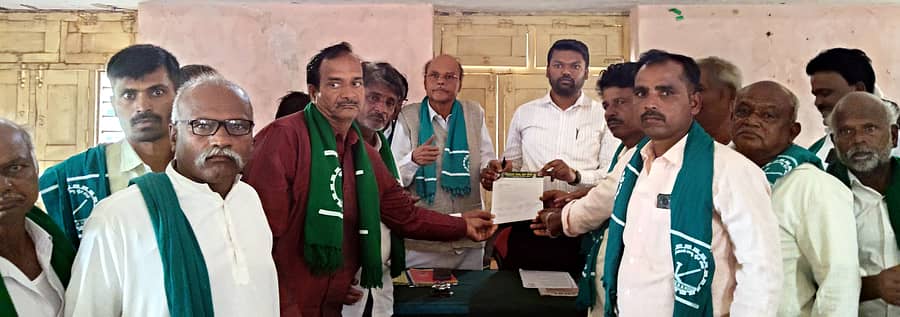 ಹಗರಿಬೊಮ್ಮನಹಳ್ಳಿಯ ಎಪಿಎಂಸಿ ಆವರಣದಲ್ಲಿ ಶುಕ್ರವಾರ ರಾಜ್ಯ ರೈತ ಸಂಘದ ತಾಲ್ಲೂಕು ಪದಾಧಿಕಾರಿಗಳು ಉಪ ವಿಭಾಗಾಧಿಕಾರಿ ವಿವೇಕಾನಂದ ಅವರಿಗೆ ಮನವಿ ಸಲ್ಲಿಸಿದರು