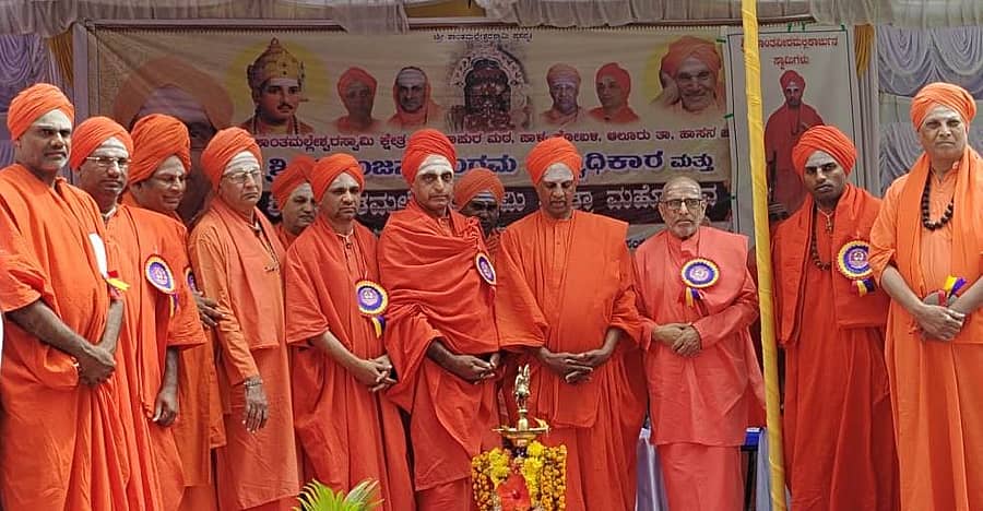 ಆಲೂರು ತಾಲ್ಲೂಕಿನ ಸಂಕಲಾಪುರದ ಶಾಂತಮಲ್ಲೇಶ್ವರಸ್ವಾಮಿ ಮಠದಲ್ಲಿ ಏರ್ಪಡಿಸಿದ್ದ ನಿರಂಜನ ಸ್ವಾಮೀಜಿ ಪಟ್ಟಾಧಿಕಾರ ಮಹೋತ್ಸವದಲ್ಲಿ ಹರಗುರು ಚರಣರು ಭಾಗವಹಿಸಿದ್ದರು   