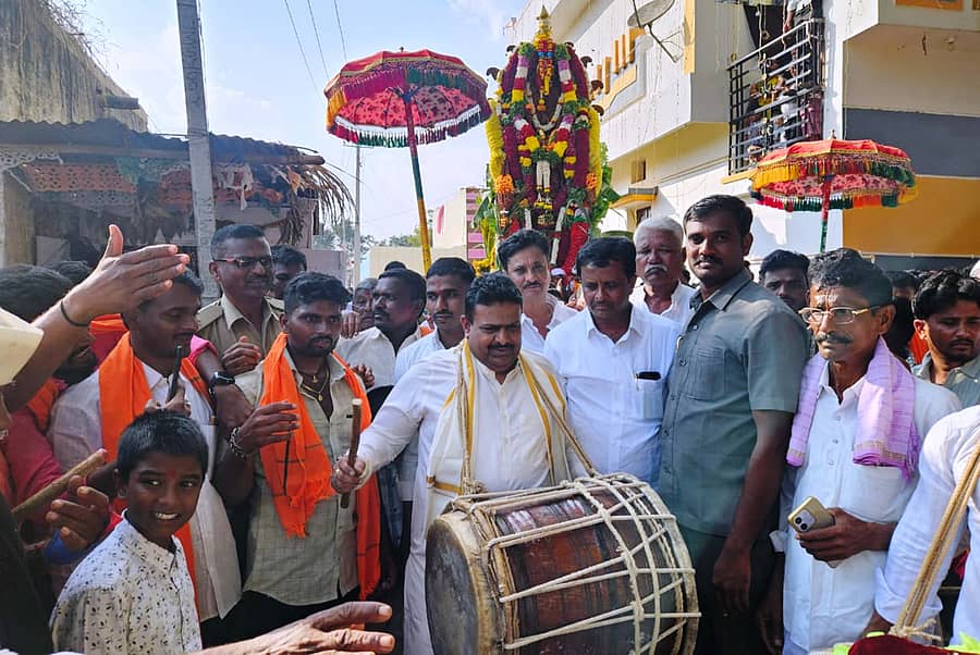 ಕುಷ್ಟಗಿ ತಾಲ್ಲೂಕು ಕೊರಡಕೇರಾ ಮಾರುತೇಶ್ವರ ಕಾರ್ತಿಕೋತ್ಸವದಲ್ಲಿ ವಿಧಾನಸಭೆ ಪ್ರತಿಪಕ್ಷದ ಮುಖ್ಯಸಚೇತಕ ದೊಡ್ಡನಗೌಡ ಪಾಟೀಲ ಡೊಳ್ಳು ಬಾರಿಸಿದರು