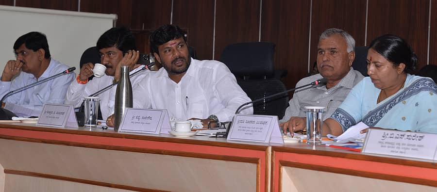 ಕೋಲಾರದಲ್ಲಿ ಶುಕ್ರವಾರ ನಡೆದ ಕೆಡಿಪಿ ಸಭೆಯಲ್ಲಿ ಶಾಸಕ ಕೊತ್ತೂರು ಮಂಜುನಾಥ್ ಮಾತನಾಡಿದರು. ಶಾಸಕರಾದ ಕೆ.ವೈ.ನಂಜೇಗೌಡ, ರೂಪಕಲಾ ಶಶಿಧರ್‌, ವಿಧಾನ ಪರಿಷತ್‌ ಸದಸ್ಯ ಎಂ.ಎಲ್‌.ಅನಿಲ್‌ ಕುಮಾರ್‌, ಜಿ.ಪಂ ಉಪಕಾರ್ಯದರ್ಶಿ ಟಿ.ಕೆ.ರಮೇಶ್‌ ಪಾಲ್ಗೊಂಡಿದ್ದರು
