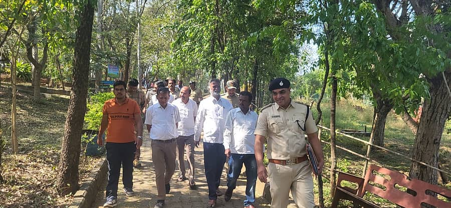 ಮಾಯಕೊಂಡ ಸಮೀಪದ ಆನಗೋಡು ಕಿರು ಪ್ರಾಣಿ ಸಂಗ್ರಹಾಲಯಕ್ಕೆ ಶಾಸಕ ಕೆ.ಎಸ್.ಬಸವಂತಪ್ಪ, ಜಿಲ್ಲಾಧಿಕಾರಿ ಜಿ.ಎಂ.ಗಂಗಾಧರ ಸ್ವಾಮಿ, ಜಿಪಂ ಸಿಇಒ ಗಿತ್ತೆ ಮಾಧವ ವಿಠ್ಠಲ ರಾವ್ ಭೇಟಿ ನೀಡಿ ಪರಿಶೀಲಿಸಿದರು