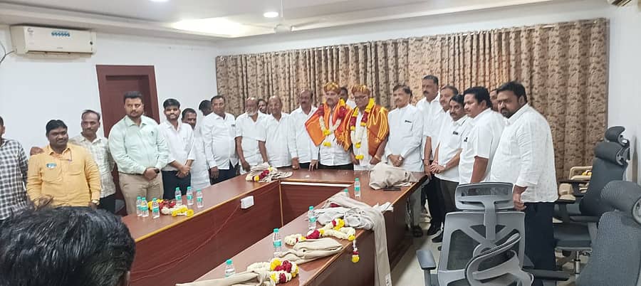 <div class="paragraphs"><p>ಕಲಬುರಗಿ ಕೆ-ವೈ ಡಿಸಿಸಿ ಬ್ಯಾಂಕ್ ನೂತನ ಅಧ್ಯಕ್ಷ, ಉಪಾಧ್ಯಕ್ಷರನ್ನು ನಿರ್ದೇಶಕರು ಅಭಿನಂದಿಸಿದರು</p></div>