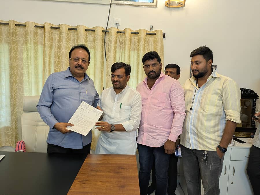 ಬೆಂಗಳೂರಿನಲ್ಲಿ ಕೃಷಿ ಸಚಿವ ಎನ್. ಚೆಲುವರಾಯಸ್ವಾಮಿ ಅವರಿಗೆ ಶಾಸಕ ಡಾ. ಚಂದ್ರು ಲಮಾಣಿ ಮನವಿ ಸಲ್ಲಿಸಿದರು