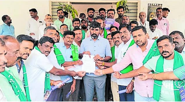 <div class="paragraphs"><p>ಜೋಳ ಮತ್ತು ಭತ್ತ ಖರೀದಿ ಕೇಂದ್ರ ತೆರೆಯುವಂತೆ ಒತ್ತಾಯಿಸಿ ರೈತ ಸಂಘದ ಕಾರ್ಯಕರ್ತರು ತಹಶೀಲ್ದಾರ್ ನಿಸರ್ಗ ಪ್ರಿಯ ಅವರಿಗೆ ಮನವಿ ಸಲ್ಲಿಸಿದರು</p></div>