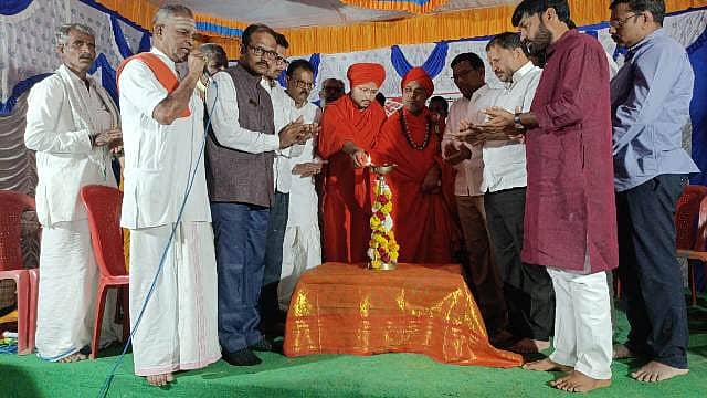 ವಡಗೇರಾ ತಾಲ್ಲೂಕಿನ ಕೃಷ್ಣವೇಣಿ ಭೀಮಾ ಸಂಗಮದ ಸಂಗಮೇಶ್ವರ ಮಠದ ವತಿಯಿಂದ ಹಮ್ಮಿಕೊಂಡಿದ್ದ ಕಾರ್ತಿಕ ಮಾಸದ ದೀಪೋತ್ಸವ ಹಾಗೂ100ನೇ ಶಿವಾನುಭವ ಚಿಂತನಾಗೋಷ್ಠಿ ಕಾರ್ಯಕ್ರಮವನ್ನು ಜ್ಯೋತಿ ಬೆಳಗಿಸುವ ಮೂಲಕ ಸ್ವಾಮಿಜಿಗಳು ಗಣ್ಯರು ಉದ್ಘಾಟಿಸಿದರು.