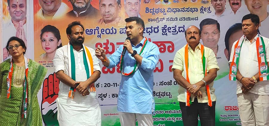 ಶಿಡ್ಲಘಟ್ಟ ತಾಲ್ಲೂಕಿನಲ್ಲಿ ನಡೆದ ವೋಟ್ ಚೋರ್ ಗದ್ದಿ ಚೋಡ್ ವಿರುದ್ಧ ಸಹಿ ಸಂಗ್ರಹ ಅಭಿಯಾನದ ಯಶಸ್ಸಿನ ಹಿನ್ನೆಲೆಯಲ್ಲಿ ಎಐಸಿಸಿ ಪ್ರಧಾನ ಕಾರ್ಯದರ್ಶಿ ಅಭಿಷೇಕ್ ದತ್ ಅವರು ಕಾಂಗ್ರೆಸ್ ಭವನದಲ್ಲಿ ನಡೆದ ಕಾರ್ಯಕ್ರಮದಲ್ಲಿ ಮಾತನಾಡಿದರು