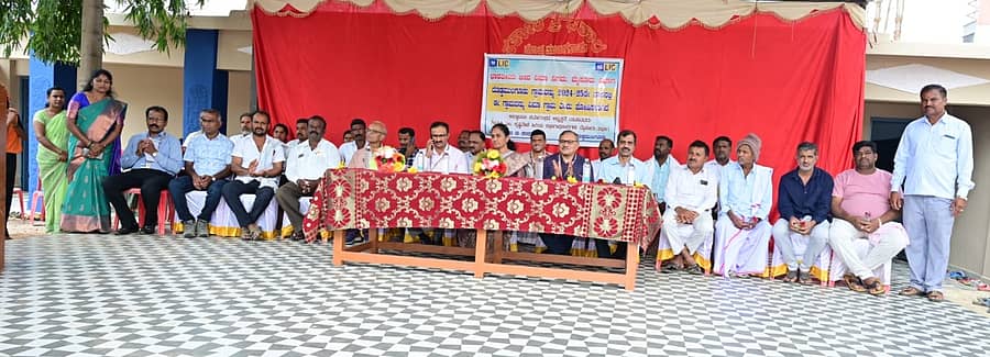 ತಿ.ನರಸೀಪುರ ತಾಲ್ಲೂಕಿನ ದೊಡ್ಡಮುಲಗೂಡು ಗ್ರಾಮದಲ್ಲಿ ಶಾಲೆಗಳಿಗೆ ಎಲ್‌ಐಸಿ ಯಿಂದ ನೀಡಲಾದ ಕುಡಿಯುವ ನೀರಿನ ಉದ್ಘಾಟನಾ ಸಮಾರಂಭ ಈಚೆಗೆ ನಡೆಯಿತು