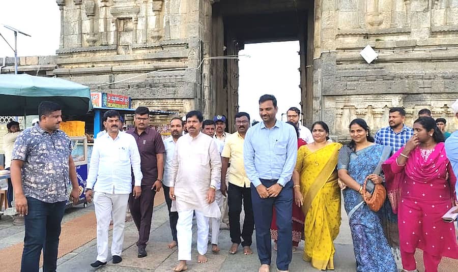 ಬೇಲೂರಿನ ಚನ್ನಕೇಶವ ದೇವಾಲಯಕ್ಕೆ ವಿಧಾನಸಭೆ ಉಪಸಭಾಪತಿ ರುದ್ರಪ್ಪ ಲಮಾಣಿ ಭೇಟಿ ನೀಡಿದರು