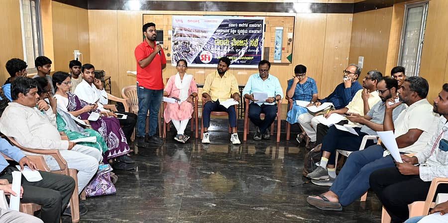 <div class="paragraphs"><p>ಭಾರತ ವಿದ್ಯಾರ್ಥಿ ಫೆಡರೇಷನ್ ರಾಜ್ಯ ಸಮಿತಿ ವತಿಯಿಂದ ದುಂಡು ಮೇಜಿನ ಸಭೆ ನಡೆಯಿತು </p></div>