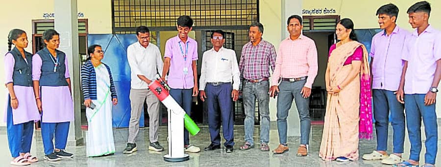 <div class="paragraphs"><p>ಟೆಲಿಸ್ಕೋಪ್ ತಯಾರಿಸಿದ ಹಳೇಬೀಡಿನ ಕೆಪಿಎಸ್ ಶಾಲೆಯ ಪಿಯು ವಿಭಾಗದ ವಿದ್ಯಾರ್ಥಿ ಪ್ರೀತಮ್ ಆರ್.ಪಿ. ಅವರು ವಿದ್ಯಾರ್ಥಿಗಳು ಹಾಗೂ ಉಪನ್ಯಾಸಕರಿಗೆ ಕಾರ್ಯಾಗಾರದ ಕುರಿತು ಮಾಹಿತಿ ನೀಡಿದರು</p></div>