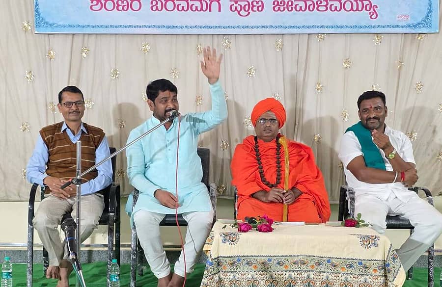 ಮೂಡಲಗಿ ತಾಲ್ಲೂಕಿನ ಅರಭಾವಿಯ ದುರದುಂಡೀಶ್ವರ ಮಠದಲ್ಲಿ ಅಮವಾಸ್ಯೆ ನಿಮಿತ್ತವಾಗಿ ಜರುಗಿದ ಶಿವಾನುಭವ ಗೋಷ್ಠಿಯಲ್ಲಿ ಹಾರೂಗೇರಿ ಇಂಚಗೇರಿ ಮಠದ ಆಧ್ಯಾತ್ಮಿಕ ಚಿಂತಕ ಶಶಿಕಾಂತ ಗುರೂಜಿ ಮಾತನಾಡಿದರು. ಮಠದ ಪೀಠಾಧಿಪತಿ ಗುರುಬಸವಲಿಂಗ ಸ್ವಾಮೀಜಿ ಚಿತ್ರದಲ್ಲಿರುವರು. 