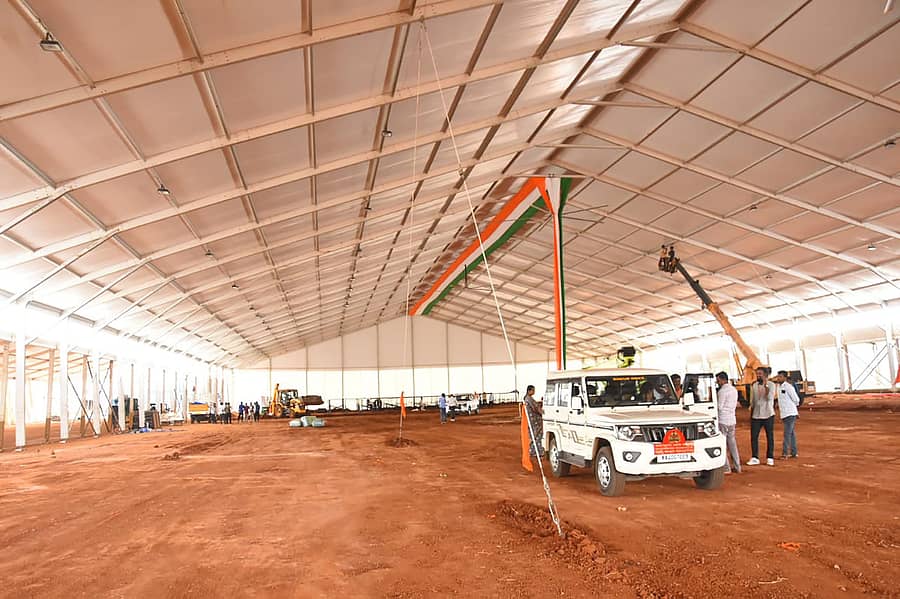 ಹನುಮಂತಪುರ ಗ್ರಾಮದ ಬಳಿ ಮುಖ್ಯಮಂತ್ರಿ ಸಿದ್ದರಾಮಯ್ಯ ಆಗಮಿಸುವ ಹಿನ್ನೆಲೆಯಲ್ಲಿ ನಿರ್ಮಾಣ ಮಾಡುತ್ತಿರುವ ವೇದಿಕೆಯನ್ನು ಅಧಿಕಾರಿಗಳು ವೀಕ್ಷಿಸಿದರು