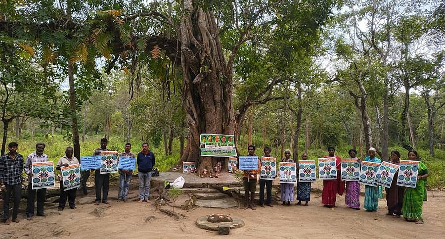 ಹುಣಸೂರು ತಾಲ್ಲೂಕಿನ ಬಲ್ಲೇನಹಳ್ಳಿ, ಚಂದನಗಿರಿ, ನೇರಳಕುಪ್ಪೆ ಹಾಡಿ ಗಿರಿಜನರು ಶುಕ್ರವಾರ ನಾಗರಹೊಳೆ ವೀರನಹೊಸಹಳ್ಳಿ ವಲಯದ ಅರಣ್ಯದ ಚೌಡಮ್ಮ ದೇವಿ ಸನ್ನಿಧಿಗೆ ನುಗ್ಗಿ ಅರಣ್ಯ ಹಕ್ಕು ಕಾಯ್ದೆ ಜಾರಿಗೊಳಿಸುವಂತೆ ಆಗ್ರಹಿಸಿ ಭಿತ್ತಿ ಪತ್ರವನ್ನು ಪ್ರದರ್ಶಿಸಿದರು