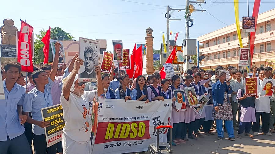 ದಾವಣಗೆರೆಯ ಜಯದೇವ ವೃತ್ತದಲ್ಲಿ ಎಐಡಿಎಸ್ಓ ಕಾರ್ಯಕರ್ತರು ಶುಕ್ರವಾರ ಪ್ರತಿಭಟನೆ ನಡೆಸಿದರು –ಪ್ರಜಾವಾಣಿ ಚಿತ್ರ