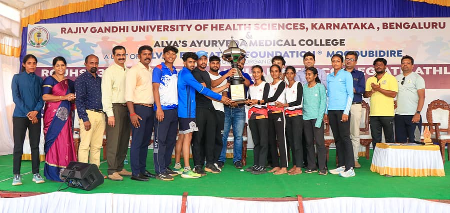 ಮೂಡುಬಿದಿರೆಯಲ್ಲಿ ಗುರುವಾರ ಸಮಾರೋಪಗೊಂಡ 23ನೇ ರಾಜ್ಯಮಟ್ಟದ ರಾಜೀವ್ ಗಾಂಧಿ ಆರೋಗ್ಯ ವಿಜ್ಞಾನಗಳ ವಿಶ್ವವಿದ್ಯಾಲಯದ ವಾರ್ಷಿಕ ಕ್ರೀಡಾಕೂಟದಲ್ಲಿ ಆಳ್ವಾಸ್ ತಂಡ ಸಮಗ್ರ ಚಾಂಪಿಯನ್‌ಷಿಪ್‌ ಗೆದ್ದುಕೊಂಡಿತು