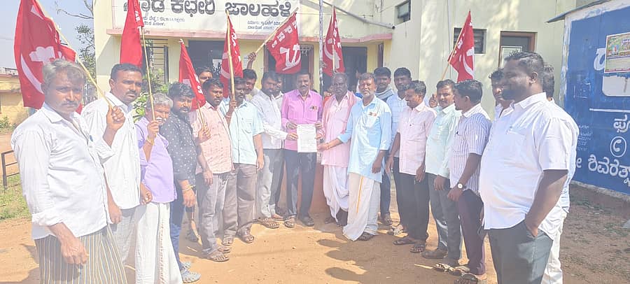 ಜಾಲಹಳ್ಳಿಯಲ್ಲಿ ಉಪ ತಹಶೀಲ್ದಾರ್ ಗೋವಿಂದ‌ ನಾಯಕ ಅವರಿಗೆ ಮನವಿ ಸಲ್ಲಿಸಲಾಯಿತು