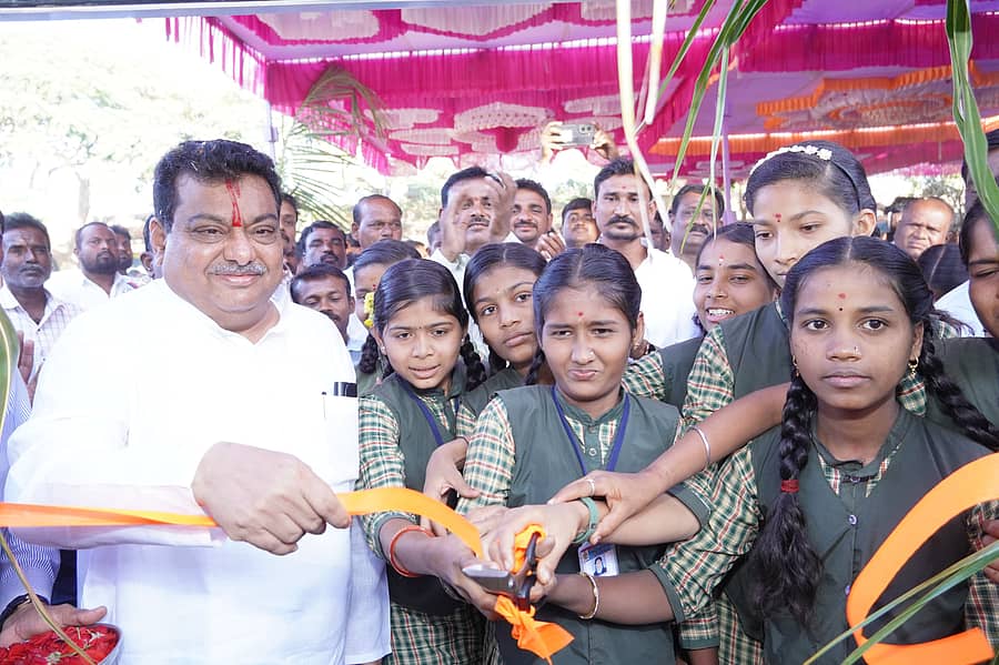 ತಿಕೋಟಾ ತಾಲ್ಲೂಕಿನ ಹೊನವಾಡ ಗ್ರಾಮದಲ್ಲಿ ಉನ್ನತೀಕರಿಸಿದ ಸರಕಾರಿ ಪ್ರೌಢಶಾಲೆಯಲ್ಲಿ 9ನೇ ತರಗತಿ ಪ್ರಾರಂಭೋತ್ಸವ, ಸರಸ್ವತಿ ಪೂಜೆ, ಕ್ರೀಡಾ ಸಲಕರಣೆಗಳನ್ನು ವಿದ್ಯಾರ್ಥಿಗಳ ಮೂಲಕ ಸಚಿವ ಎಂ.ಬಿ.ಪಾಟೀಲ ಉದ್ಘಾಟಿಸಿದರು.