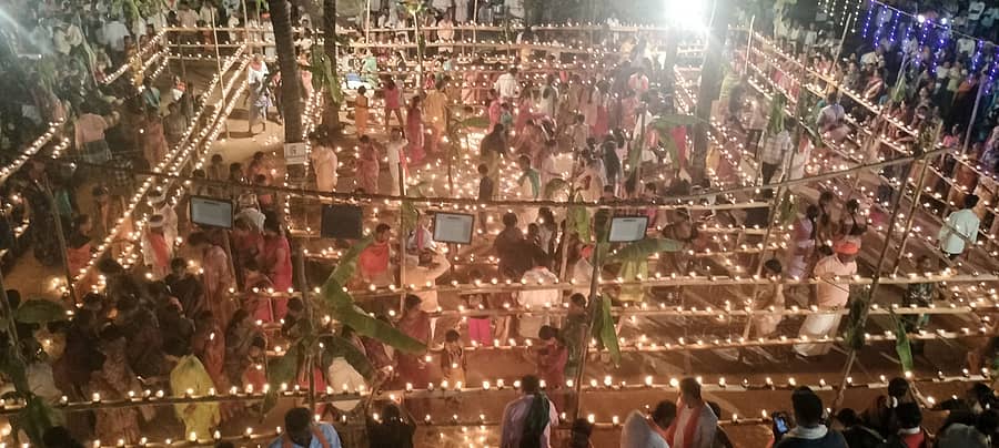 ಹೂವಿನಹಡಗಲಿ ತಾಲ್ಲೂಕು ಹೊಳಲು ಮಲ್ಲಿಕಾರ್ಜುನ ಸ್ವಾಮಿ ಮಠದಲ್ಲಿ ದೀಪೋತ್ಸವ ಜರುಗಿತು