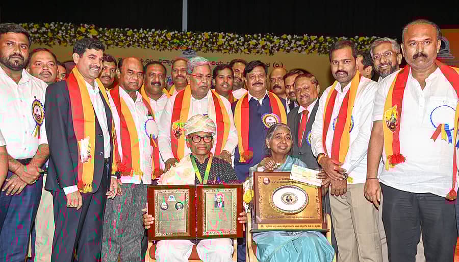 <div class="paragraphs"><p>ಮೈಸೂರಿನಲ್ಲಿ ಶುಕ್ರವಾರ ಮೈಸೂರು ಜಿಲ್ಲಾ‌ ಬಿಸಿಎಂ ವಿದ್ಯಾರ್ಥಿನಿಲಯಗಳ ಹಿರಿಯ ವಿದ್ಯಾರ್ಥಿಗಳ ಸಂಘವು ಆಯೋಜಿಸಿದ್ದ ಕಾರ್ಯಕ್ರಮದಲ್ಲಿ ಮುಖ್ಯಮಂತ್ರಿ‌ ಸಿದ್ದರಾಮಯ್ಯ ಅವರು ಹಿರಿಯ ವಕೀಲ ರವಿವರ್ಮ ಕುಮಾರ್–ಶಾರದಾ ದಂಪತಿಗೆ ' ಡಿ. ದೇವರಾಜ ಅರಸು- ಎಲ್.ಜಿ. ಹಾವನೂರು ಪ್ರಶಸ್ತಿ' ಪ್ರದಾನ ಮಾಡಿದರು.&nbsp; </p></div>