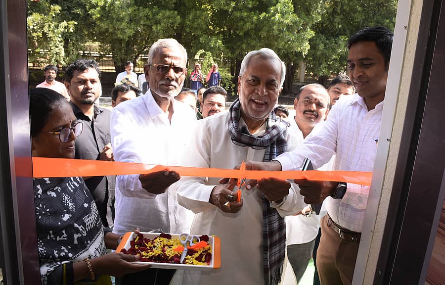 ಯಾದಗಿರಿಯಲ್ಲಿ ಶುಕ್ರವಾರ ಸಾರ್ವಜನಿಕ ಶೌಚಾಲಯದ ಬಳಕೆಗೆ ಶಾಸಕ ಚನ್ನಾರೆಡ್ಡಿ ಪಾಟೀಲ ತುನ್ನೂರು, ಜಿಲ್ಲಾಧಿಕಾರಿ ಹರ್ಷಲ್ ಭೋಯರ್, ‘ಯುಡಾ’ ಅಧ್ಯಕ್ಷ ಬಾಬುರಾವ್ ಕಾಡ್ಲೂರ್ ಅವರು ಚಾಲನೆ ನೀಡಿದರು