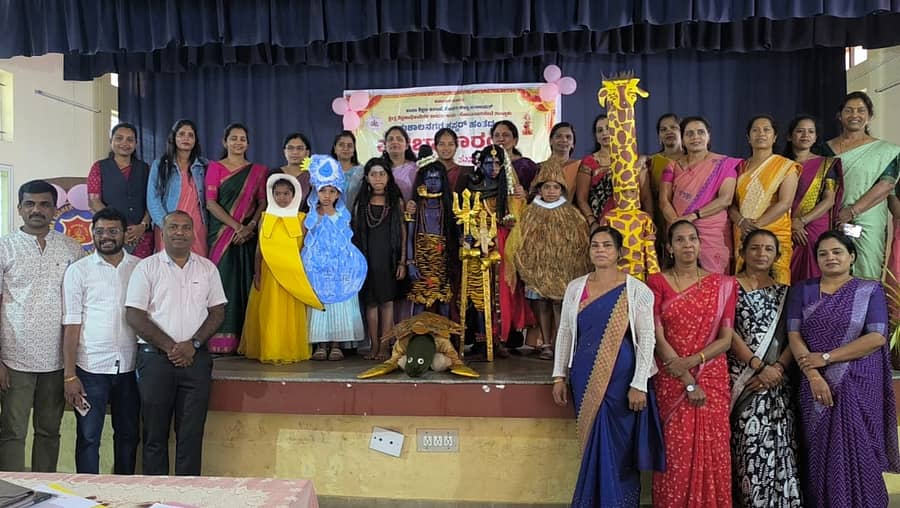 ಕುಶಾಲನಗರ ಫಾತಿಮಾ ಶಾಲೆಯಲ್ಲಿ ಶುಕ್ರವಾರ ಏರ್ಪಡಿಸಿದ್ದ ಮಕ್ಕಳ ಪ್ರತಿಭಾ ಕಾರಂಜಿ ಸಾಂಸ್ಕೃತಿಕ ಸ್ಪರ್ಧೆಯಲ್ಲಿ ವಿವಿಧ ಶಾಲಾ ಮಕ್ಕಳು ಛದ್ಮವೇಷಧಾರಿಗಳಾಗಿ ಪ್ರೇಕ್ಷಕರ ಗಮನ ಸೆಳೆಯಿತು.