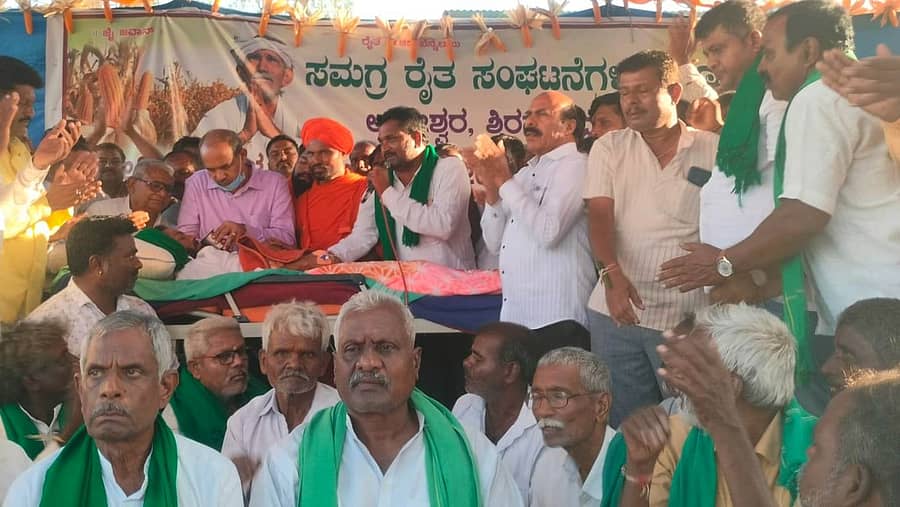 ಬೆಂಬಲ ಬೆಲೆಯಡಿ ಮೆಕ್ಕೆಜೋಳ ಖರೀದಿ ಕೇಂದ್ರ ತೆರೆಯಲು ಸರ್ಕಾರ ಸಮ್ಮತಿಸಿದ ಹಿನ್ನೆಲೆಯಲ್ಲಿ ಲಕ್ಷ್ಮೇಶ್ವರದಲ್ಲಿನ ಪ್ರತಿಭಟನಾ ವೇದಿಕೆಯಲ್ಲಿ ಕುಮಾರ ಮಹಾರಾಜರು ಶುಕ್ರವಾರ ಎಳೆನೀರು ಸೇವಿಸಿ, ಉಪವಾಸ ಅಂತ್ಯಗೊಳಿಸಿದರು