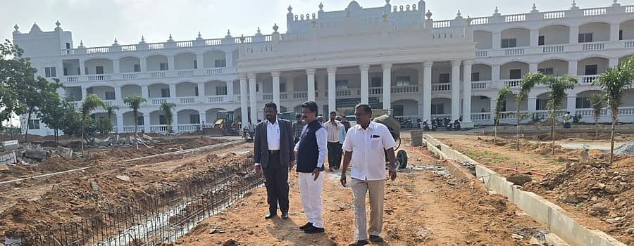 <div class="paragraphs"><p>ಚಳ್ಳಕೆರೆಯ ಸರ್ಕಾರಿ ಪದವಿ ಕಾಲೇಜಿನಲ್ಲಿ ಪ್ರಗತಿ ಹಂತದಲ್ಲಿರುವ ಕಾಮಗಾರಿಯನ್ನು ಶಾಸಕ ಟಿ.ರಘುಮೂರ್ತಿ ಪರಿಶೀಲಿಸಿದರು</p></div>