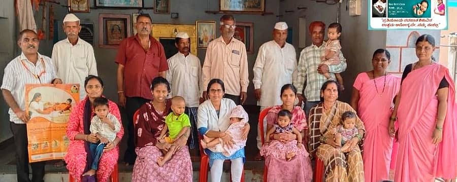 ರಾಂಪುರದ ನೀಲಾನಗರದಲ್ಲಿ ನಡೆದ ನವಜಾತ ಶಿಶು ಆರೈಕೆ ಸಪ್ತಾಹ ಕಾರ್ಯಕ್ರಮದಲ್ಲಿ ಕೆ.ಎಫ್.ಮಾಯಾಚಾರಿ ತಾಯಂದಿರಿಗೆ ಶಿಶು ರಕ್ಷಣೆಯ ಕುರಿತು ಮಾಹಿತಿ ನೀಡಿದರು